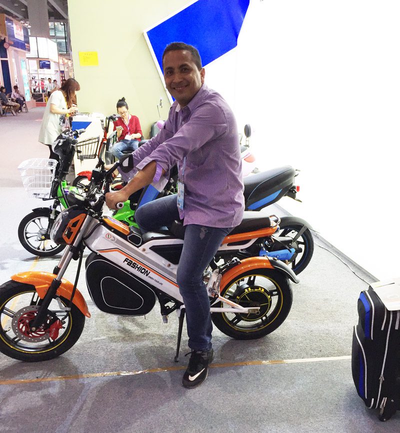 sunwing_shenyun_customer_checking_sample_119th_canton_fair_1