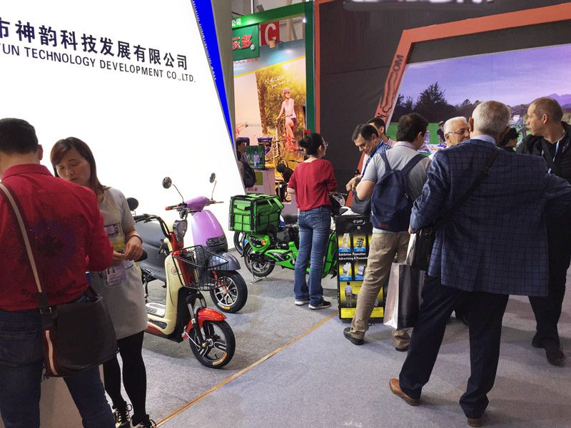 sunwing_shenyun_customer_checking_sample_119th_canton_fair_2