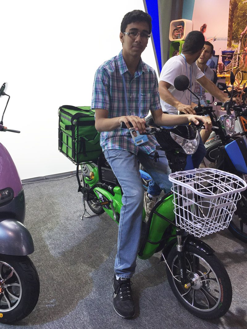 sunwing_shenyun_customer_checking_sample_119th_canton_fair_3