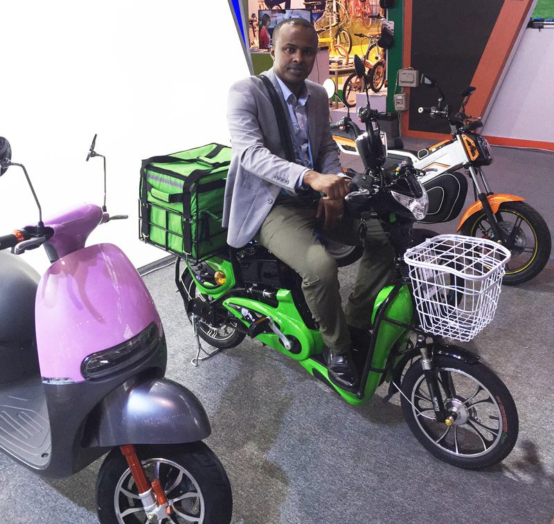 sunwing_shenyun_customer_checking_sample_119th_canton_fair_4