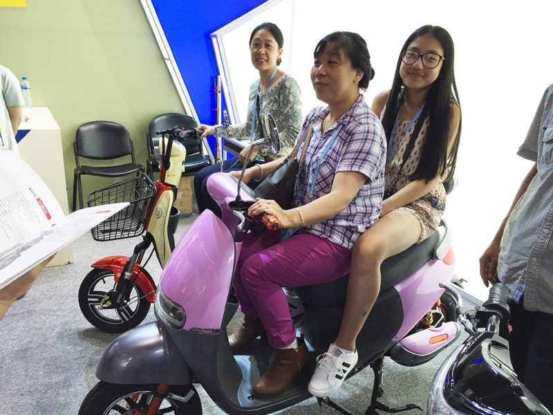 sunwing_shenyun_customer_checking_sample_119th_canton_fair_8
